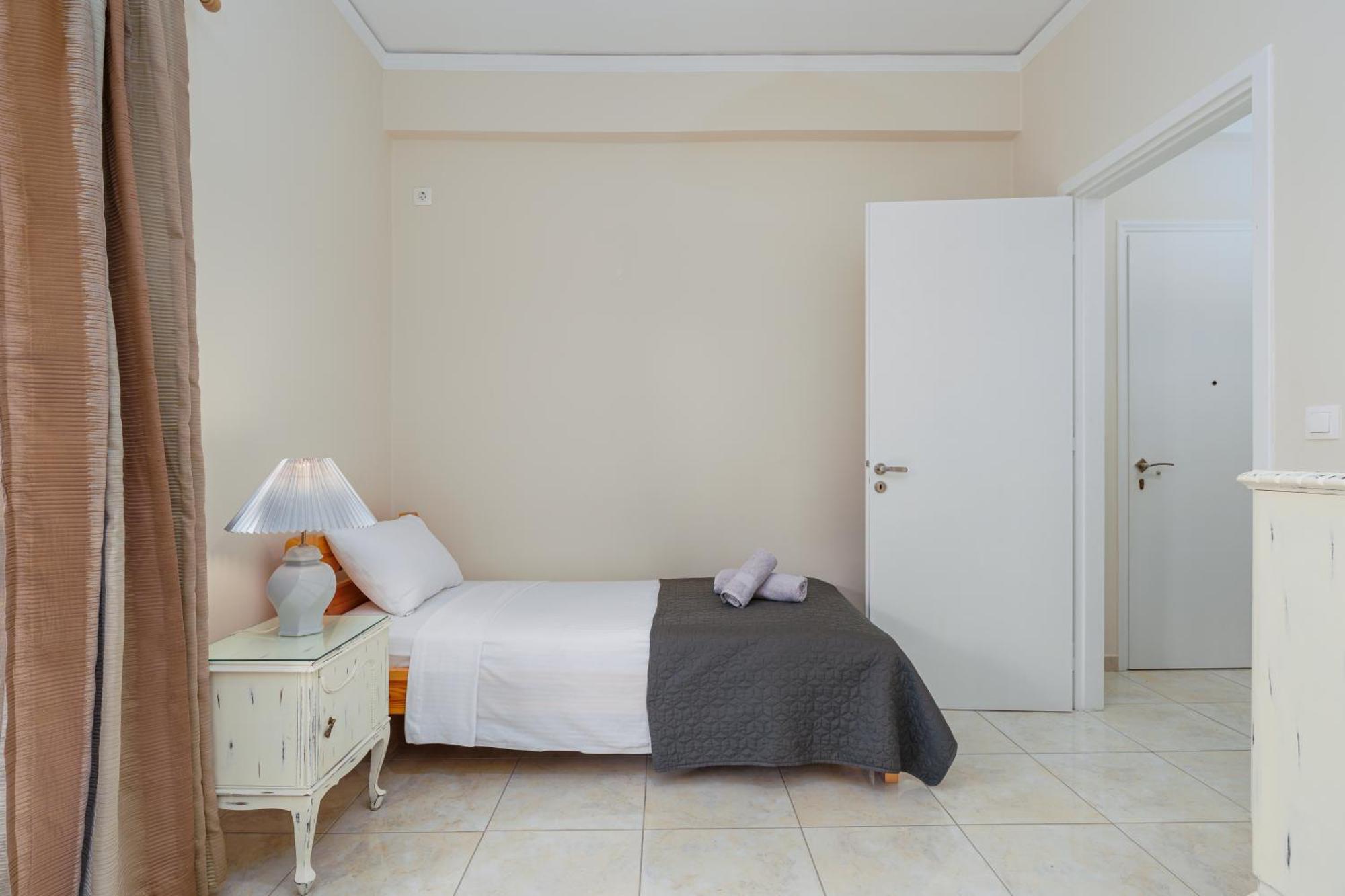 Nostos Apartment, With A Spacious Backyard Artémida Eksteriør bilde